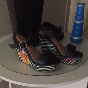 Size 6 1/2, floral design, fun happy colors.